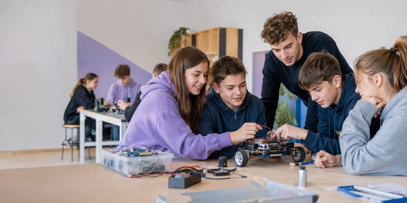 Młodzież uczestnicząca w zajęciach z robotyki i nowych technologii